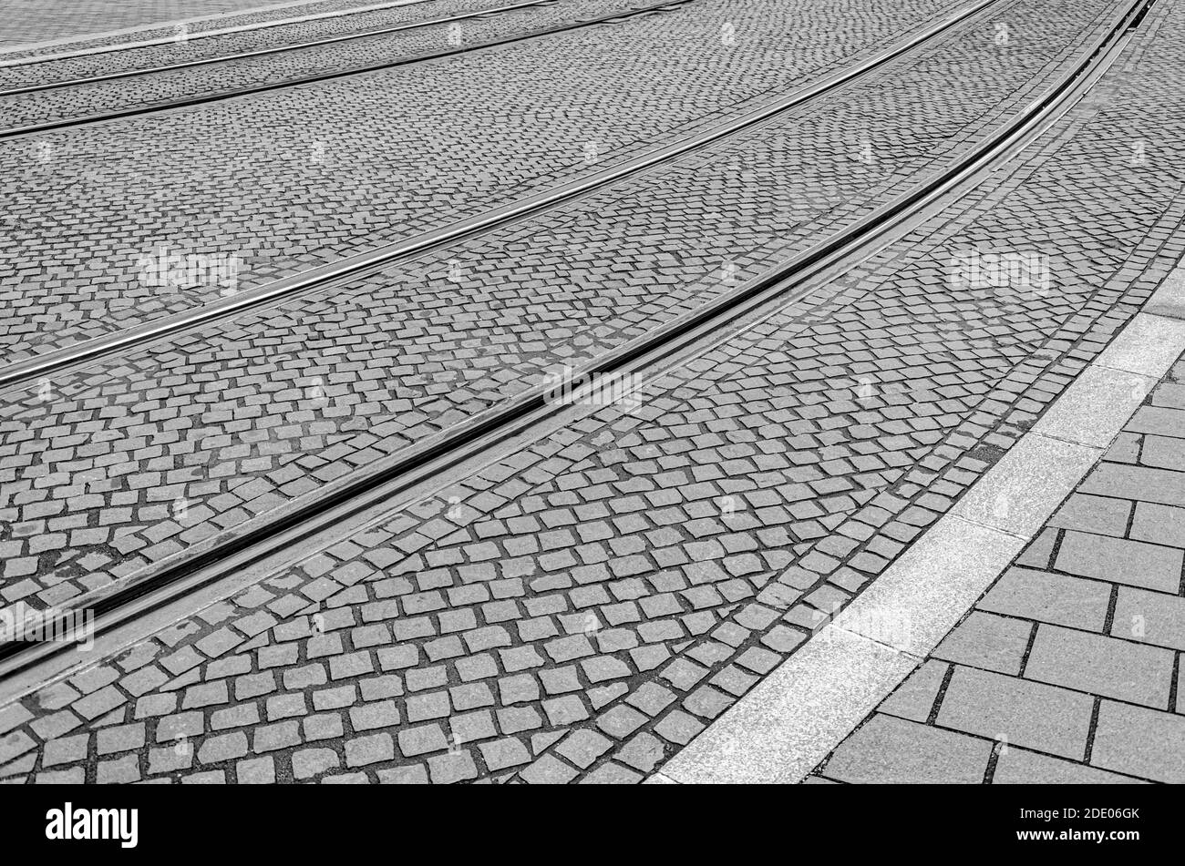 Primo piano delle rotaie del tram sulle pietre da pavimentazione Foto Stock