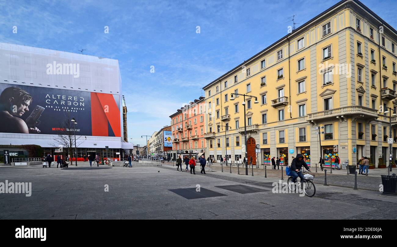 Vista panoramica di piazza 'venticinque aprile' vicino a porta Garibaldi con un grande cartellone e la gente che cammina Foto Stock