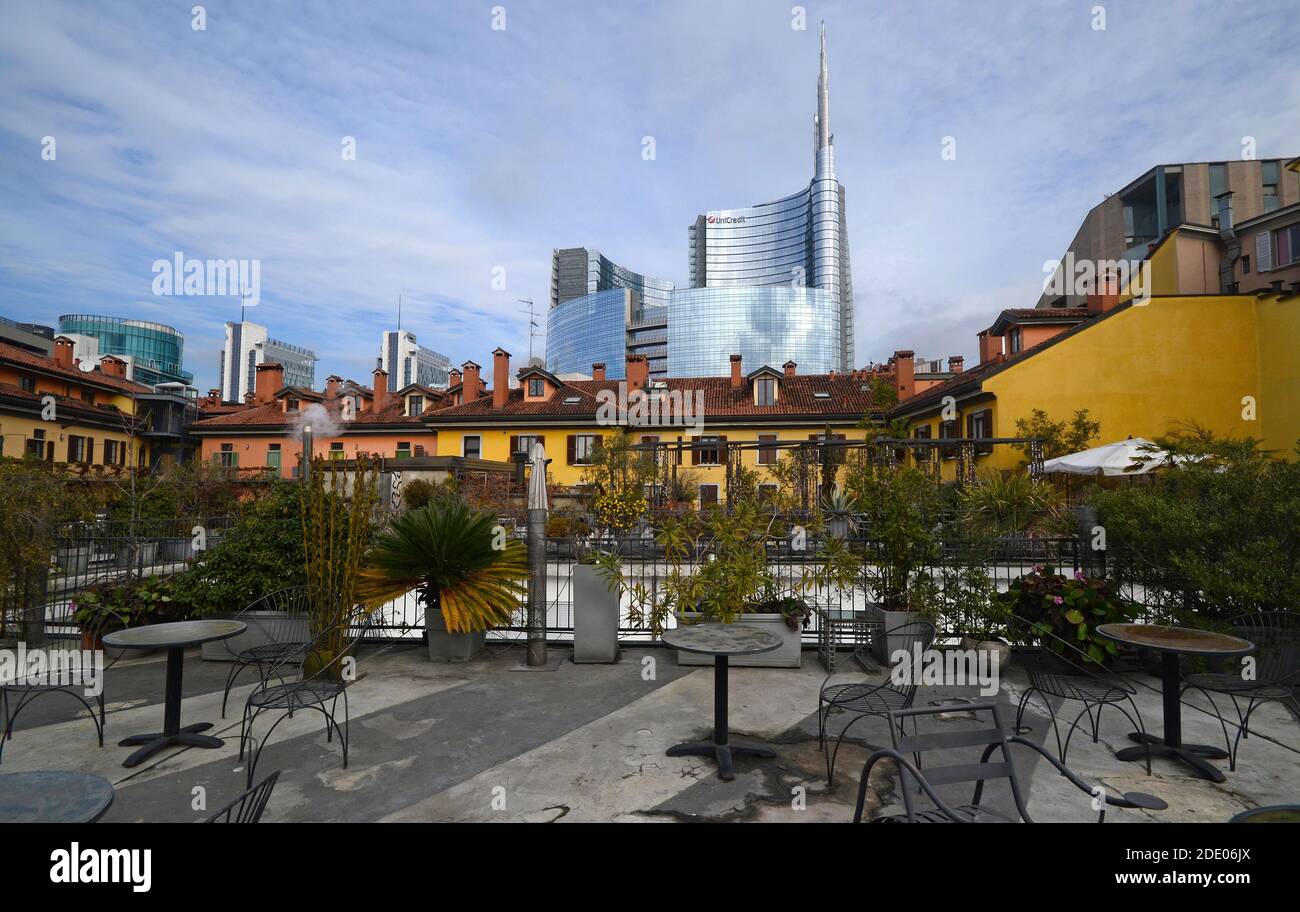 Vista panoramica del piano superiore del famoso corso Como 10 vuoto di persone in inverno. Grattacieli moderni sullo sfondo Foto Stock