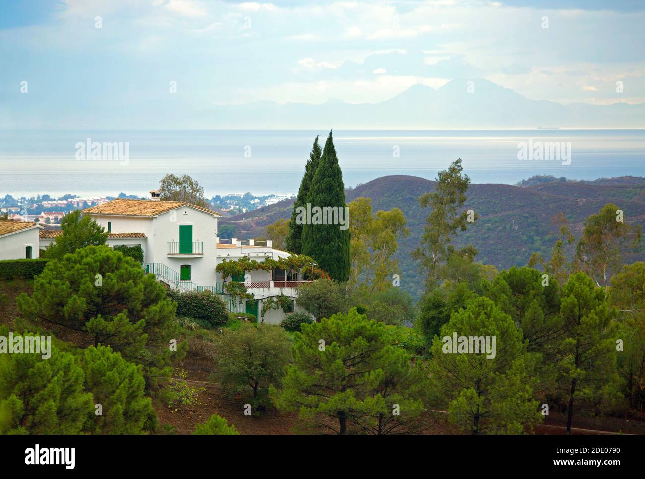 Villa in cima alla collina nella valle del Rio Verde sulla Costa Del Sol si affaccia sul Mediterraneo con il Nord Africa nel distanza Foto Stock
