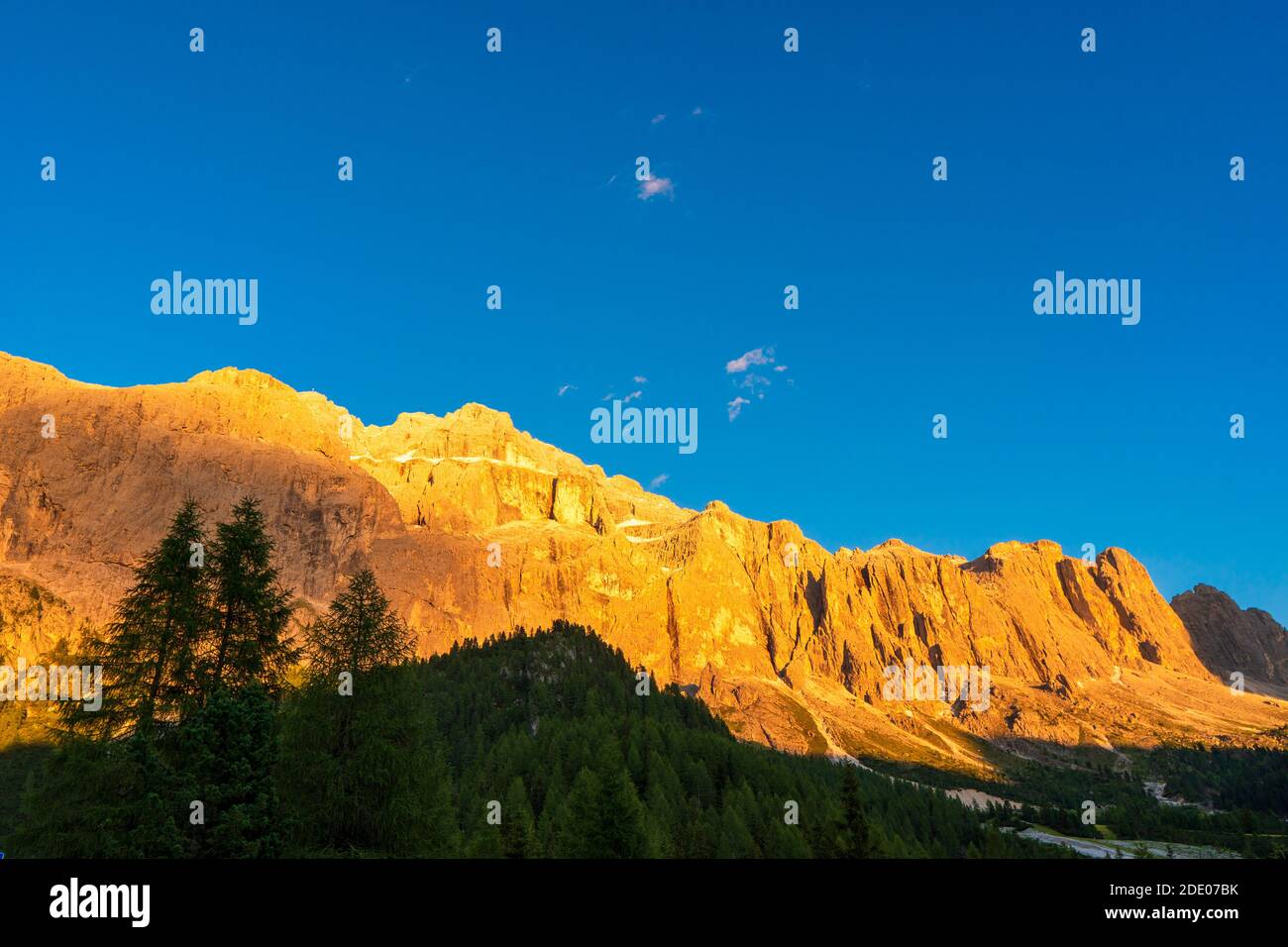 Meraviglioso paesaggio delle Alpi dolomitiche al tramonto. Ubicazione: sass dai ciamorces, Dolomiti, Italia. Incredibile natura sfondo. Immagine artistica. Beaut Foto Stock