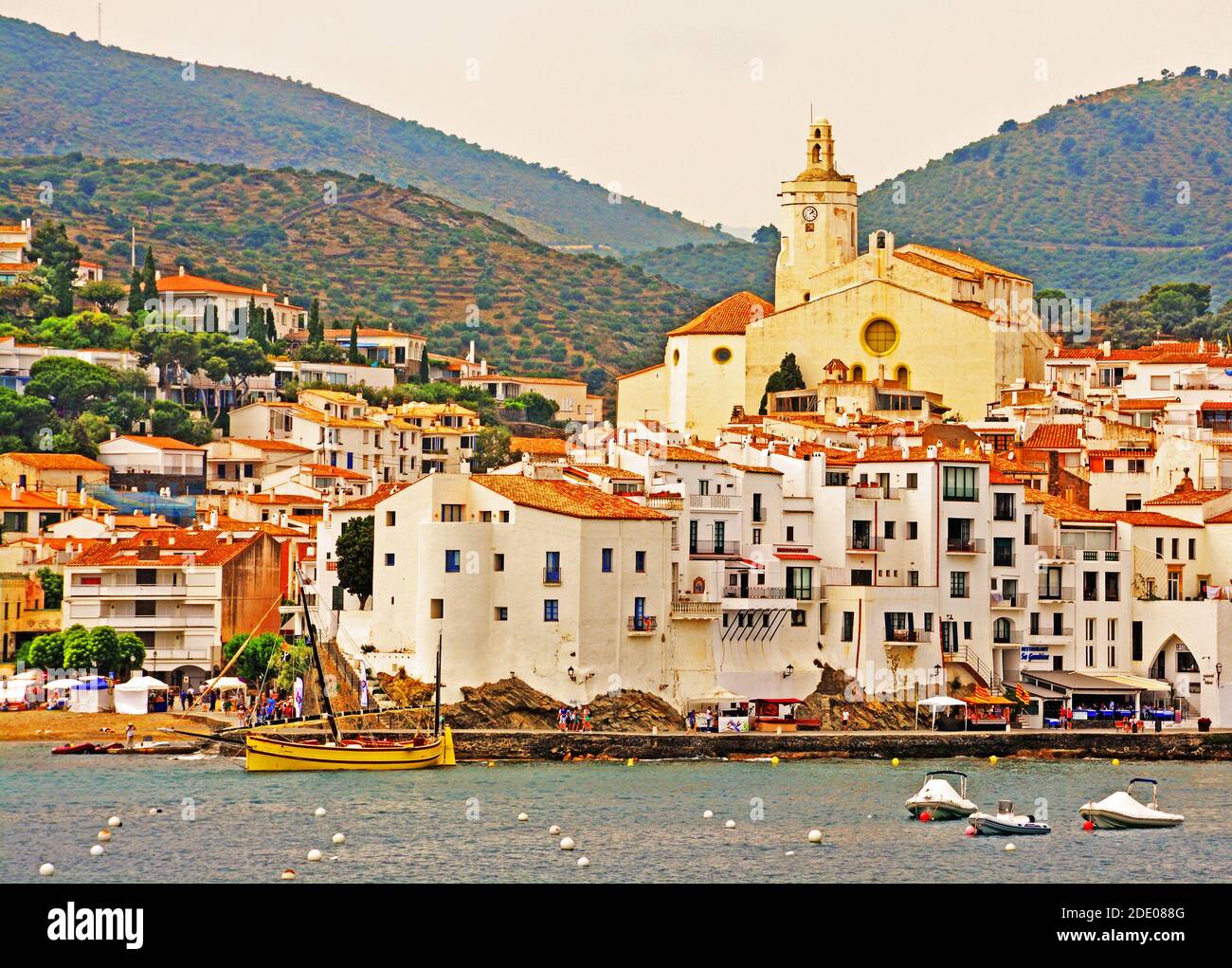 Il villaggio di pescatori di Cadaques, Costa Brava, Spagna Foto Stock