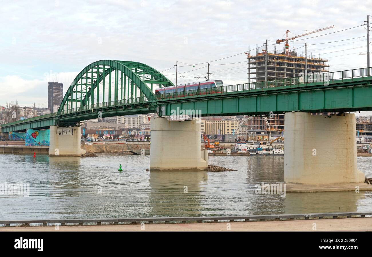 Belgrado, Serbia - 22 febbraio 2017: Tram elettrico all'Old Green Bridge di Belgrado, Serbia. Foto Stock
