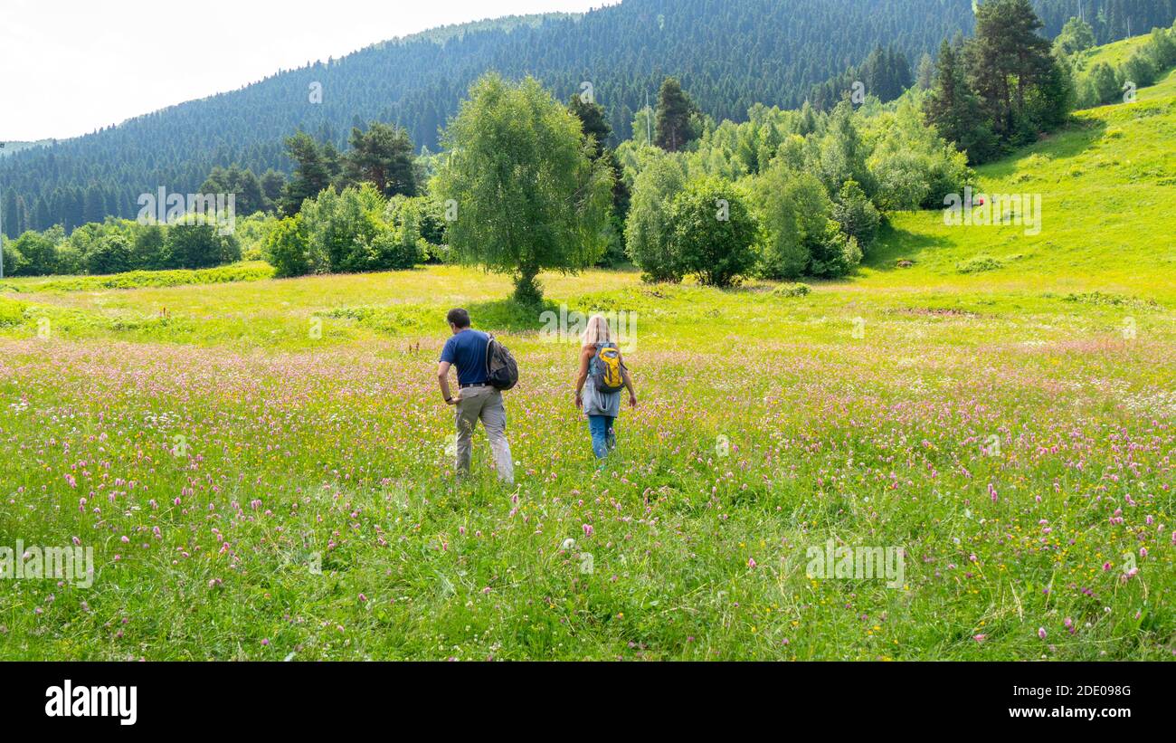 Passeggia tra le montagne di una coppia adulta che vive stile di vita attivo Foto Stock