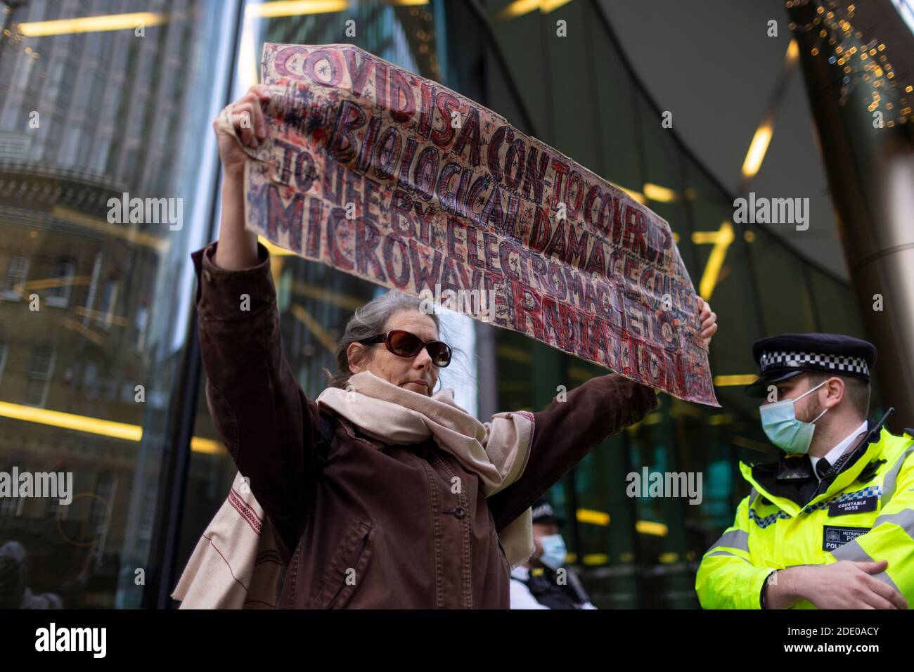 Il manifestante tiene un banner durante la protesta contro la vaccinazione, Bill and Melinda Gates Foundation Office, Londra, 24 novembre 2020 Foto Stock