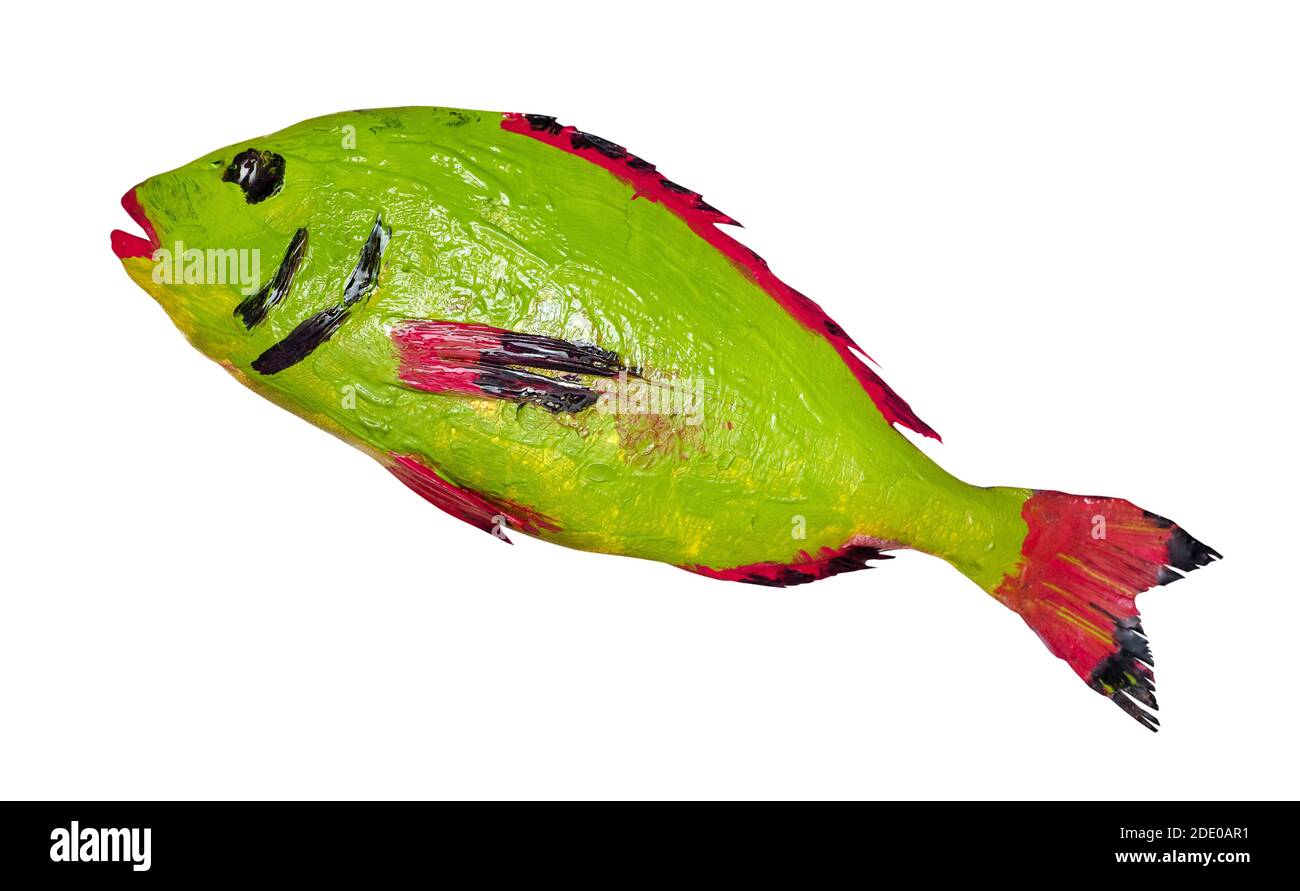 masterclass per disegno di pesce in tecnica Monotype - pesce orata dipinto di verde, rosso e nero tagliato su sfondo bianco Foto Stock