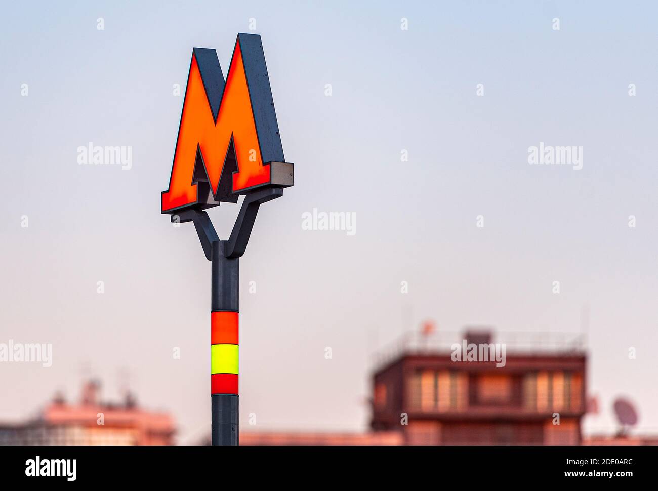 MOSCA - ORA 16: Lettera rossa M come logotipo della metropolitana di Mosca a Mosca, novembre 16. 2020, Russia Foto Stock