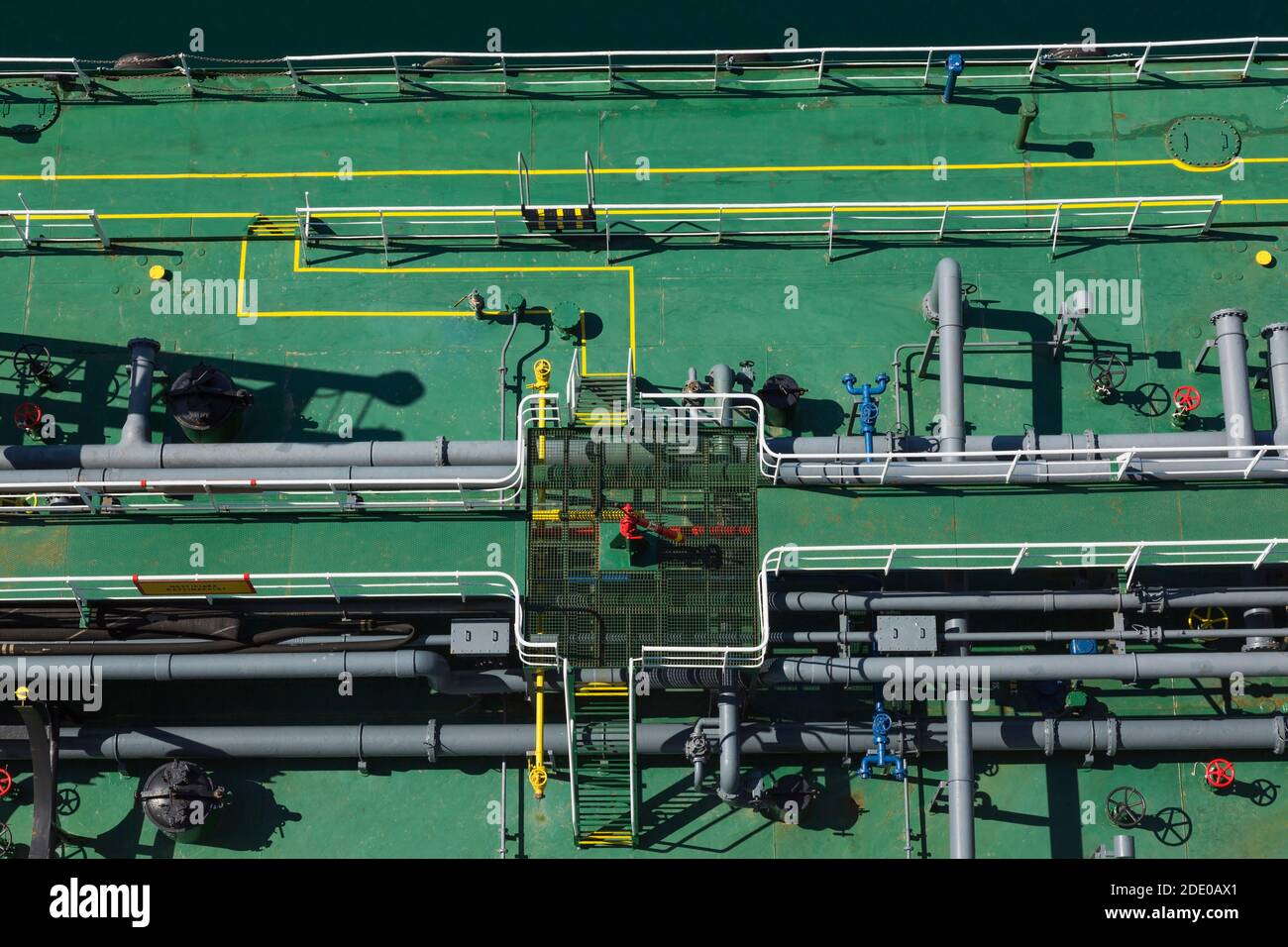 Vista dall'alto delle tubazioni dell'olio combustibile sul ponte del serbatoio del combustibile. Foto Stock