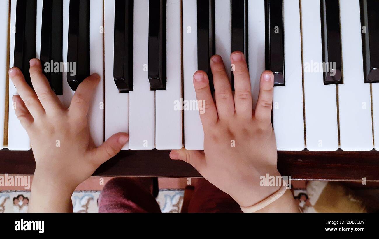 Giovane ragazza che suona piano, formazione a distanza Foto Stock