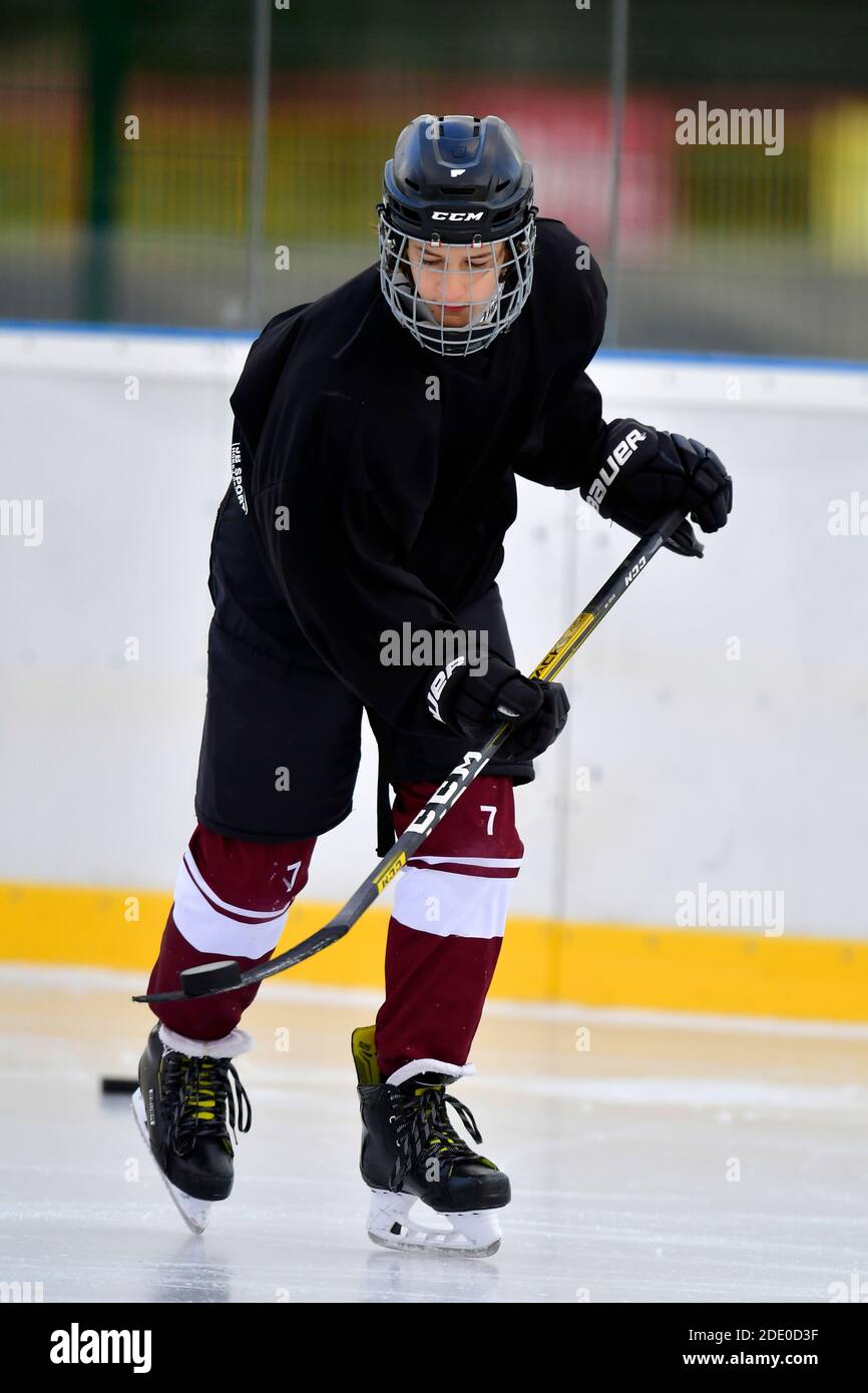 abilità di allenamento dei giovani giocatori di hockey durante l'allenamento di hockey su ghiaccio all'aperto Foto Stock