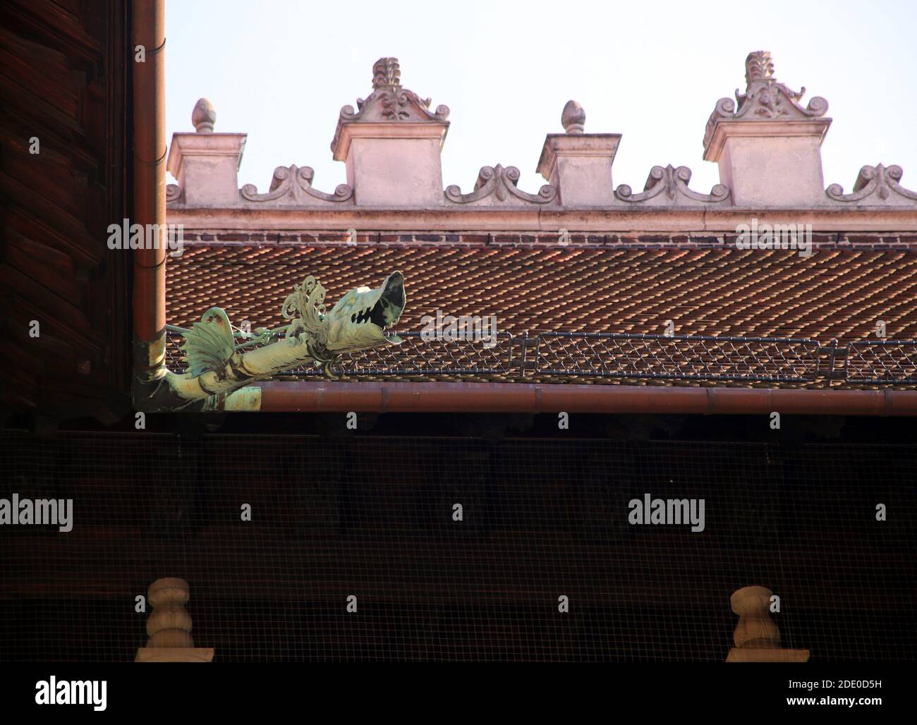 Cracovia. Cracovia. Polonia. Wawel, castello reale sulla collina di Wawel. Rame stagno verde tetto gargoyle e drench a forma di drago`s testa. Dettaglio di Th Foto Stock