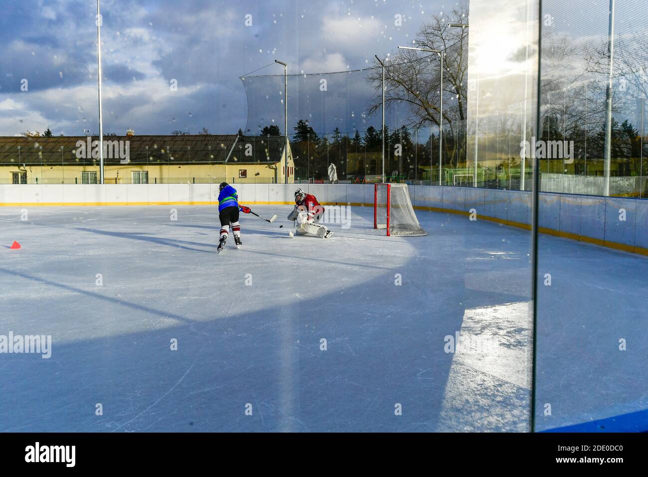 allenamento di hockey su ghiaccio all'aperto per i giovani Foto Stock