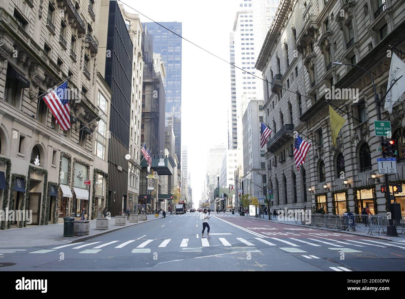 New York, Stati Uniti. 27 Nov 2020. Piccole quantità di acquirenti e pedoni si trovano sulle strade vicino alla Fifth Avenue il Black Friday a New York City venerdì 27 novembre 2020. Per oltre un decennio, il Black Friday è stato tradizionalmente l'inizio ufficiale dell'affollato binge d'acquisto tra il Ringraziamento e il Natale. Foto di John Angelillo/UPI Credit: UPI/Alamy Live News Foto Stock