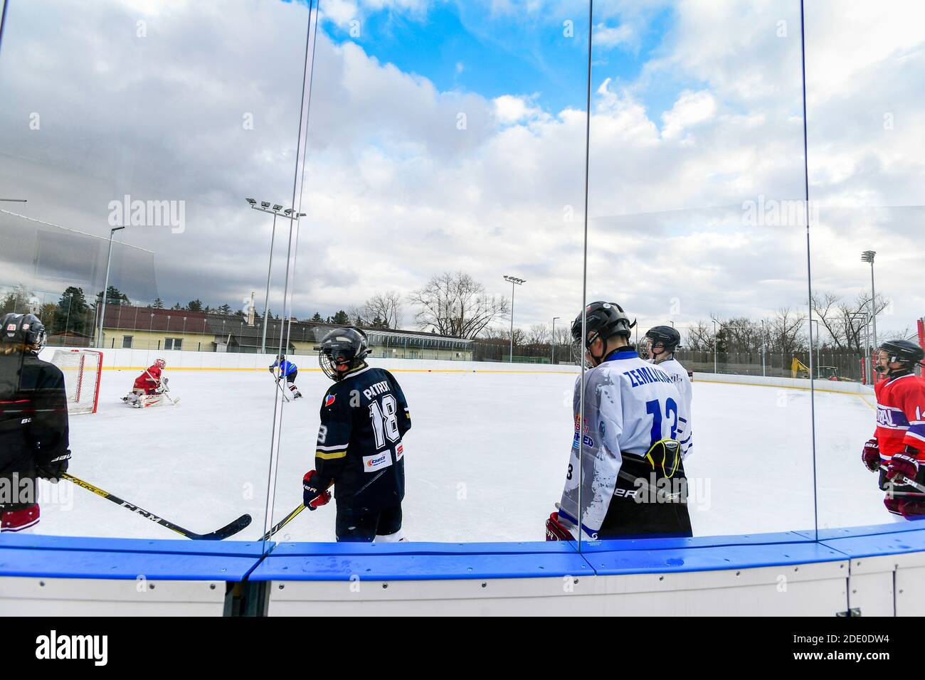 allenamento di hockey su ghiaccio all'aperto per i giovani Foto Stock