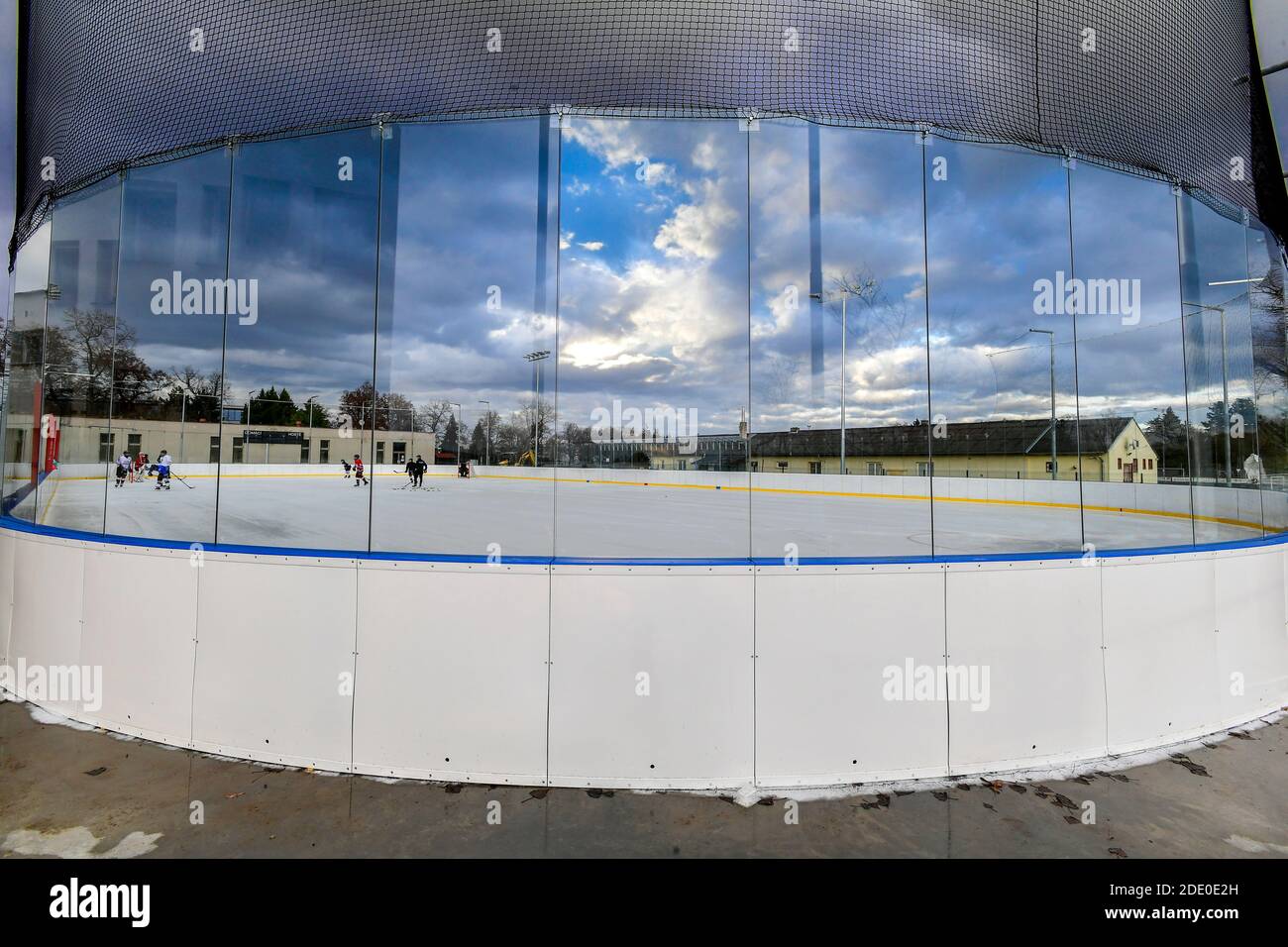 piccola pista di pattinaggio all'aperto per hockey su ghiaccio Foto Stock