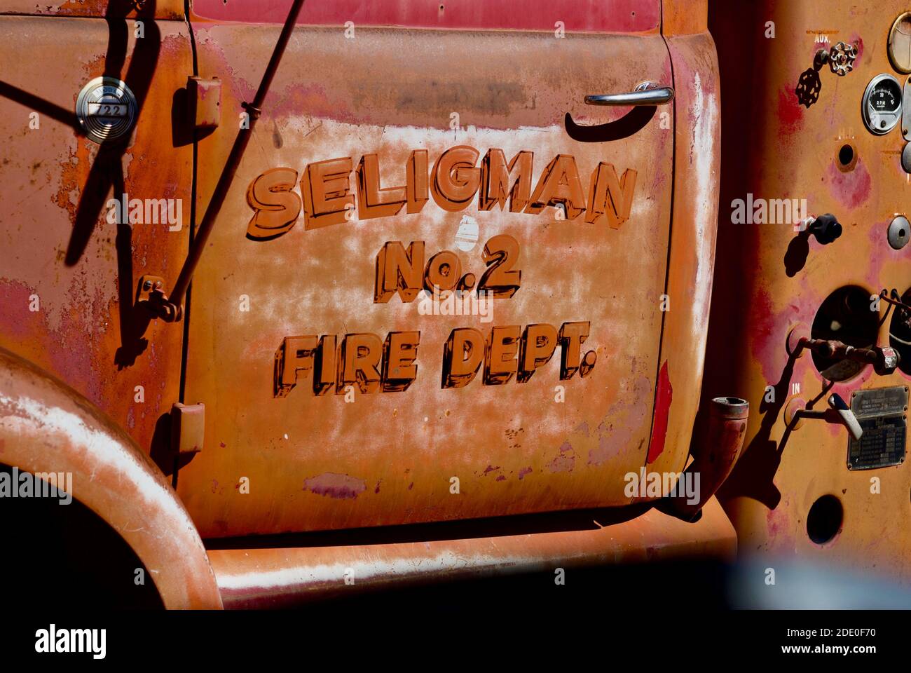 Seligman, Arizona, USA - 30 luglio 2020: Un camion dei vigili del fuoco d'epoca del Seligman Fire Department si trova all'esterno di un negozio di souvenir lungo la storica Route 66. Foto Stock