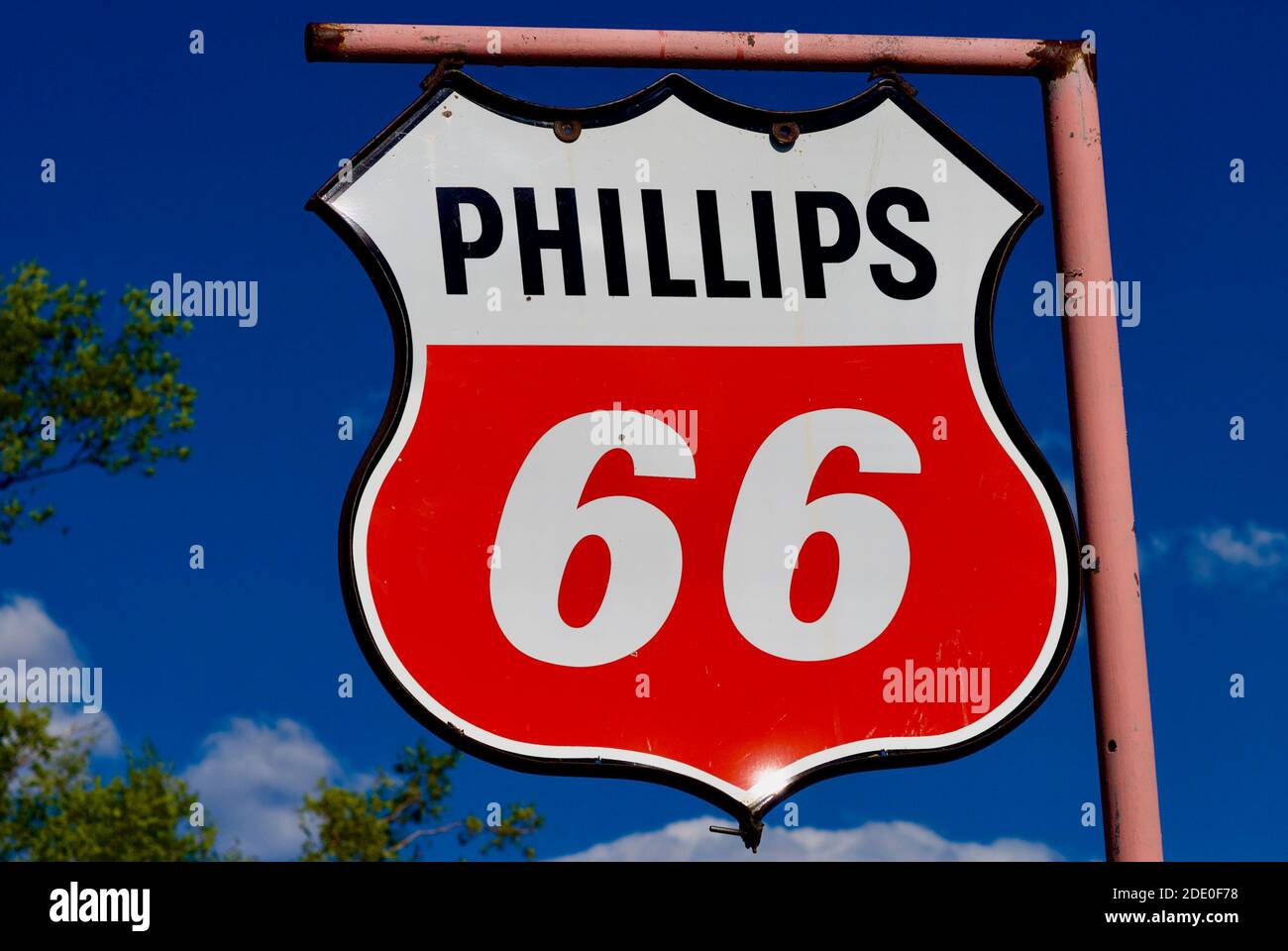 Seligman, Arizona, USA - 30 luglio 2020: Primo piano di un antico cartello in metallo "Phillips 66" contro un cielo blu lungo la storica Route 66. Foto Stock
