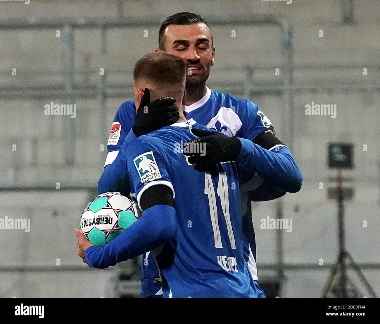 Darmstadt, Germania. 27 Nov 2020. Calcio: 2 Bundesliga, Darmstadt 98 - Eintracht Braunschweig, 9° giorno della partita Tobias Kempe di Darmstadt (r) grazie a Serdar Dursun per l'obiettivo di renderlo 4-0. Credito: Hasan Bretic/dpa - NOTA IMPORTANTE: In conformità con le norme del DFL Deutsche Fußball Liga e del DFB Deutscher Fußball-Bund, è vietato sfruttare o sfruttare nello stadio e/o nel gioco le fotografie scattate sotto forma di sequenze di immagini e/o serie di foto di tipo video./dpa/Alamy Live News Foto Stock