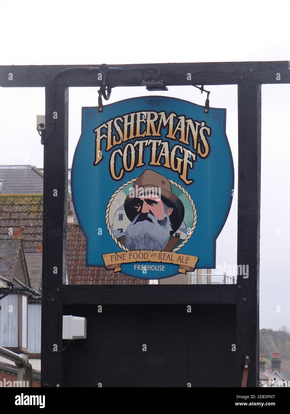 Il Fisherman's Cottage Inn si trova sotto Shanklin Chine, alla fine della spianata. E' un originale pub con tetto in paglia sulla spiaggia che risale al 1817. Foto Stock