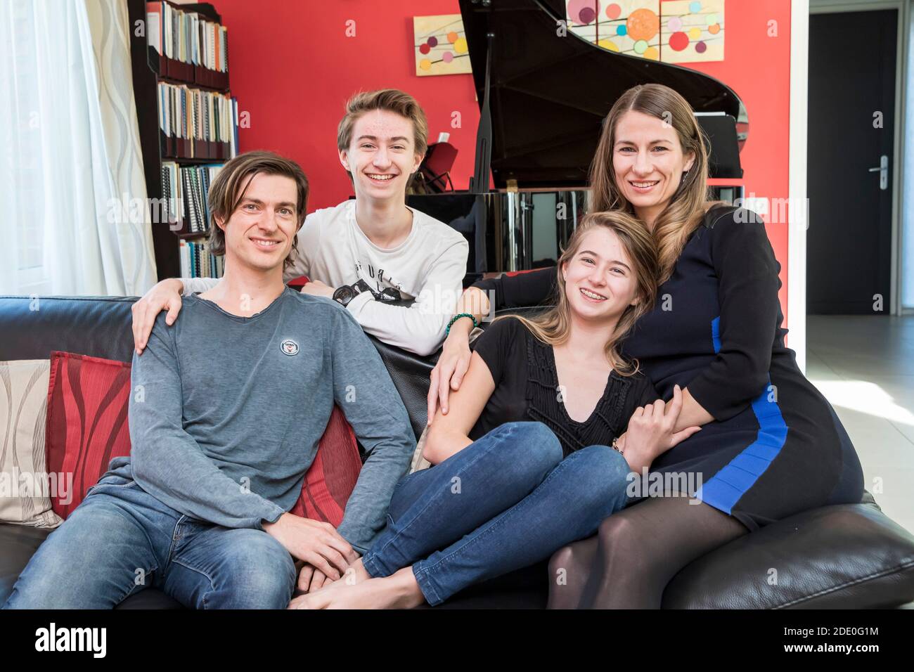 Camphin en Pevele, Hauts-de-France. 7 Nov 2020. Emmanuel Secq, Anne Secq e i loro figli posano per una foto a casa a Camphin en Pevele, Hauts-de-France, 7 novembre 2020. Anne Secq e Emmanuel Secq sono musicisti e professori di educazione artistica che si trovano a Campphin en Pevele, vicino a Lille. Durante il blocco per frenare la pandemia del coronavirus, la coppia insegna su Internet, ma sono preoccupati per i loro compagni musicisti. Credit: Sebastien Courdji/Xinhua/Alamy Live News Foto Stock