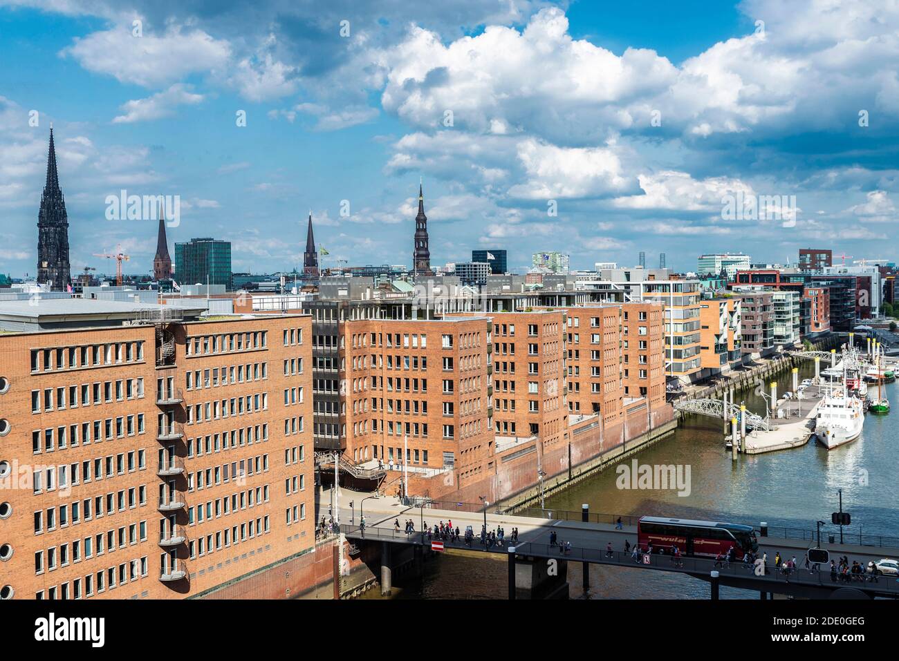 Amburgo, Germania - 21 agosto 2019: Panoramica della città di Amburgo con molti campanili in Germania Foto Stock