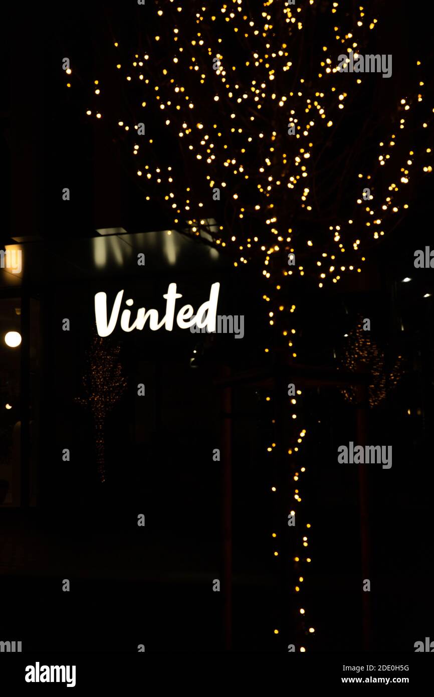Logo in vinile lucido di notte. Nuovo ufficio Vinted a Vilnius. Vinted è un mercato in linea lituano per i vestiti usati, le scarpe e gli accessori Foto Stock