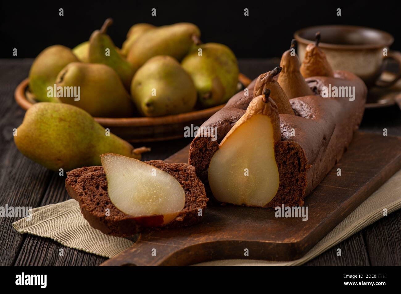 Torta al cioccolato fatta in casa con pere. Foto Stock