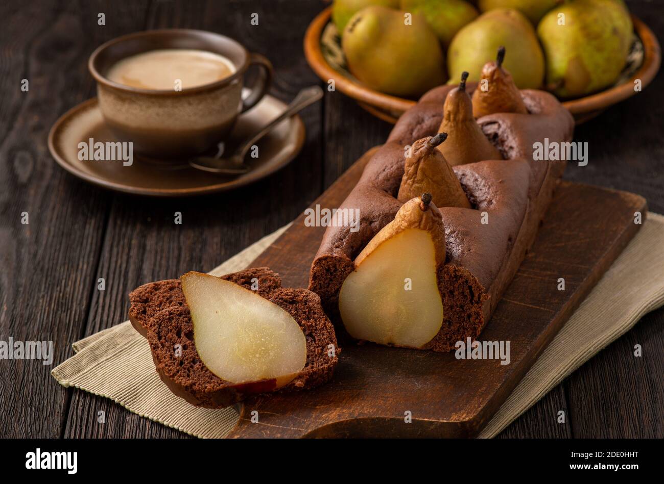 Torta al cioccolato fatta in casa con pere. Foto Stock