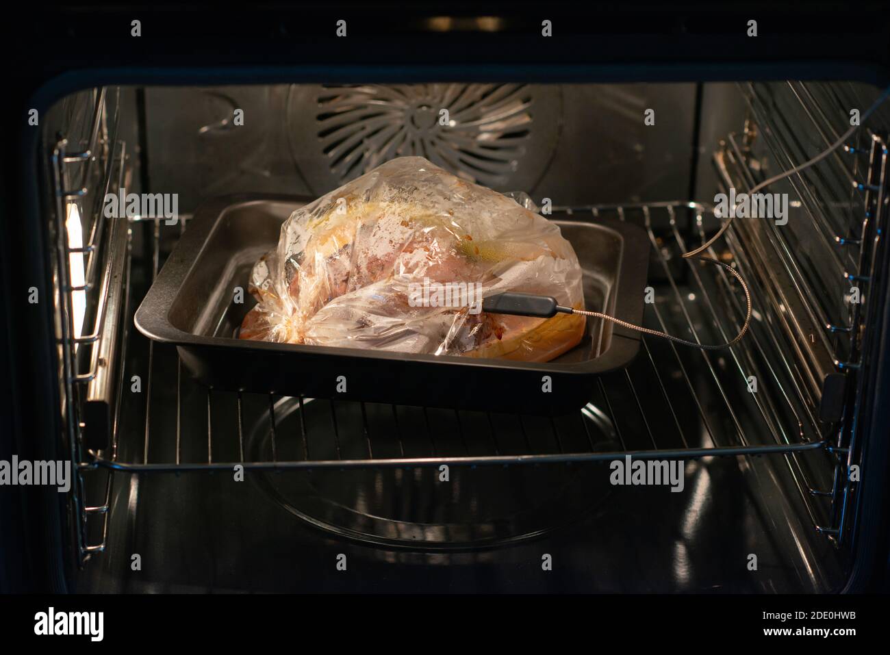 Bistecca nel sacchetto del forno sulla teglia da forno cuocete in un forno a casa Foto Stock