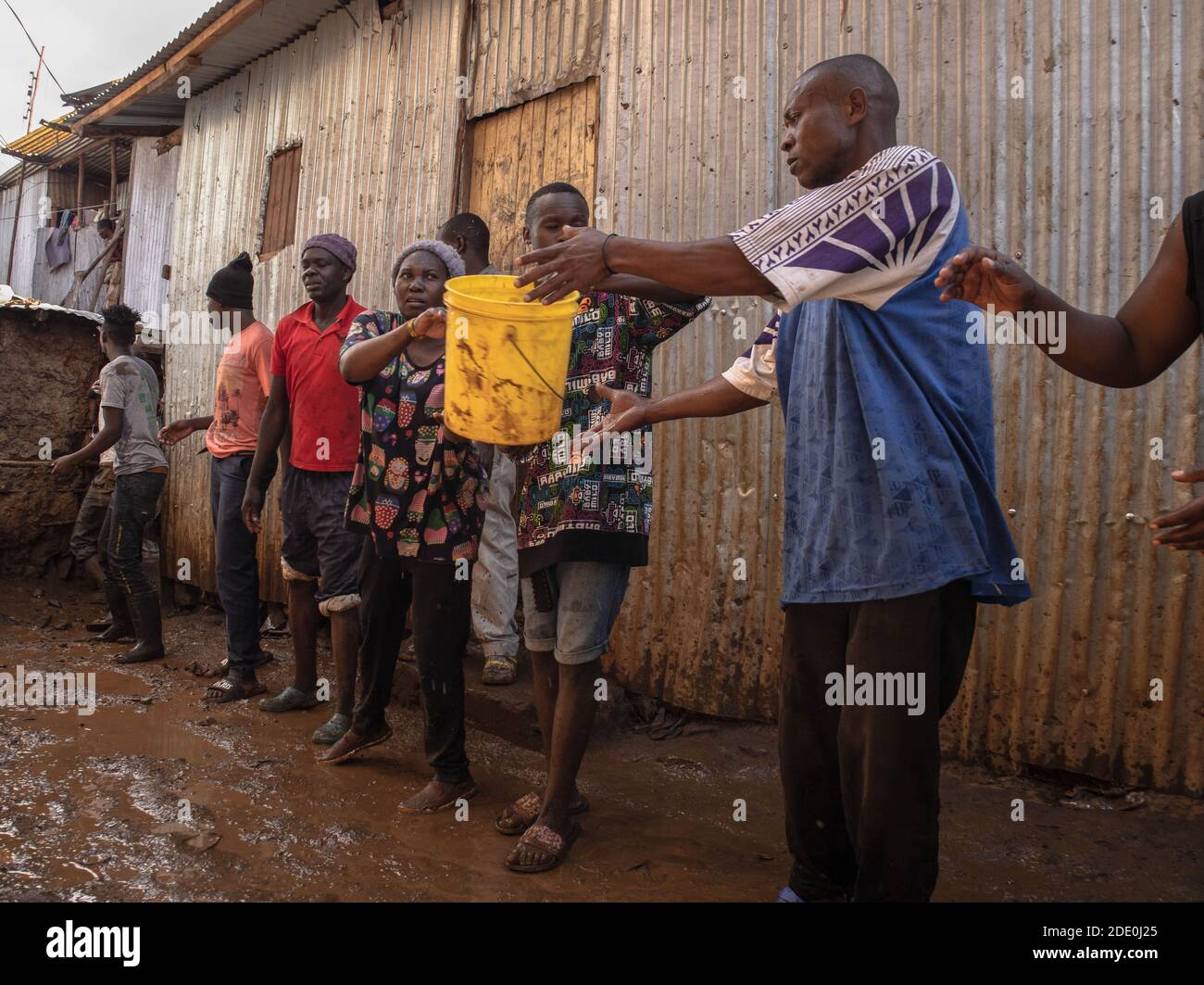 I residenti della zona di Kibera Soweto sono visti che lottano per estinguere il fuoco dal diffondersi usando i loro secchi d'acqua.profondo all'interno del vicino di Soweto zona in baraccopoli di Kibera, I residenti hanno vissuto un duro momento pazzo dopo un assedio di fuoco causato da una connessione di potenza illegale ha affrancato trenta case lasciando la maggior parte dei senzatetto residenti. La maggior parte della gente del posto si unì alle mani per aiutare a spegnere il fuoco, ma purtroppo nulla poteva essere salvato, ma non ci furono vite perse in mezzo alla situazione. Foto Stock