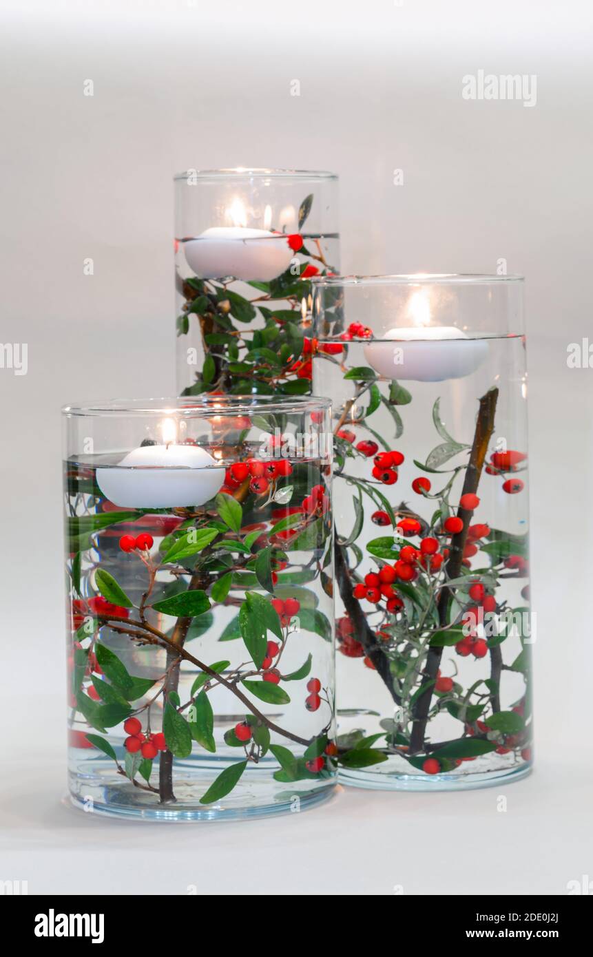 candele che bruciano galleggiano sull'acqua in vaso pieno d'acqua e fiori  colorati Foto stock - Alamy