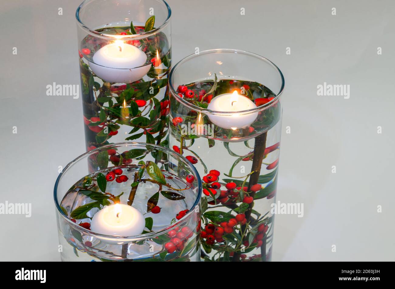candele che bruciano galleggiano sull'acqua in vaso pieno d'acqua e fiori  colorati Foto stock - Alamy