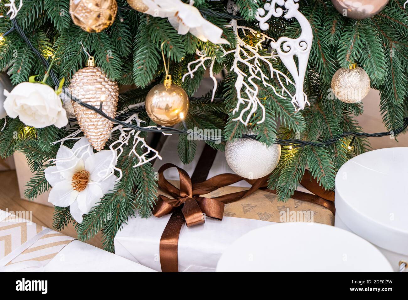 Decorata sala di Natale con belle abete Foto Stock