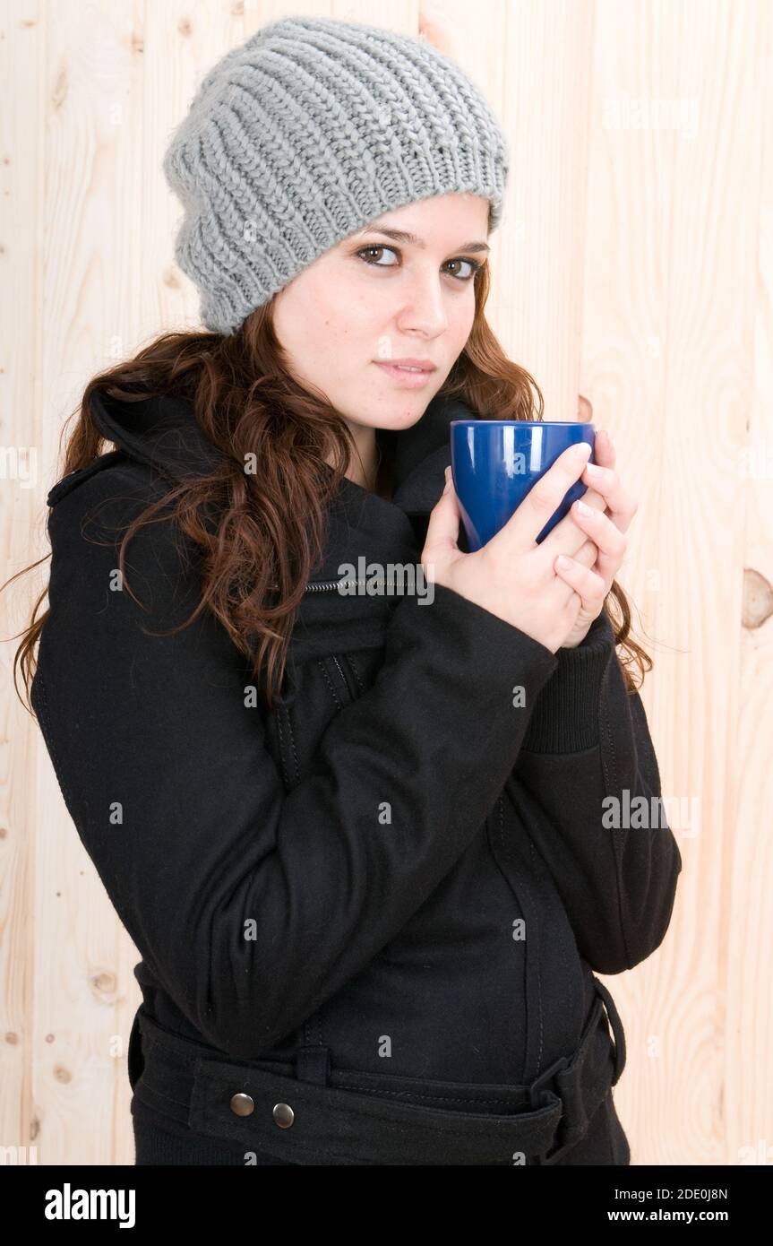 donna molto fredda in cabina in autunno o inverno Foto Stock