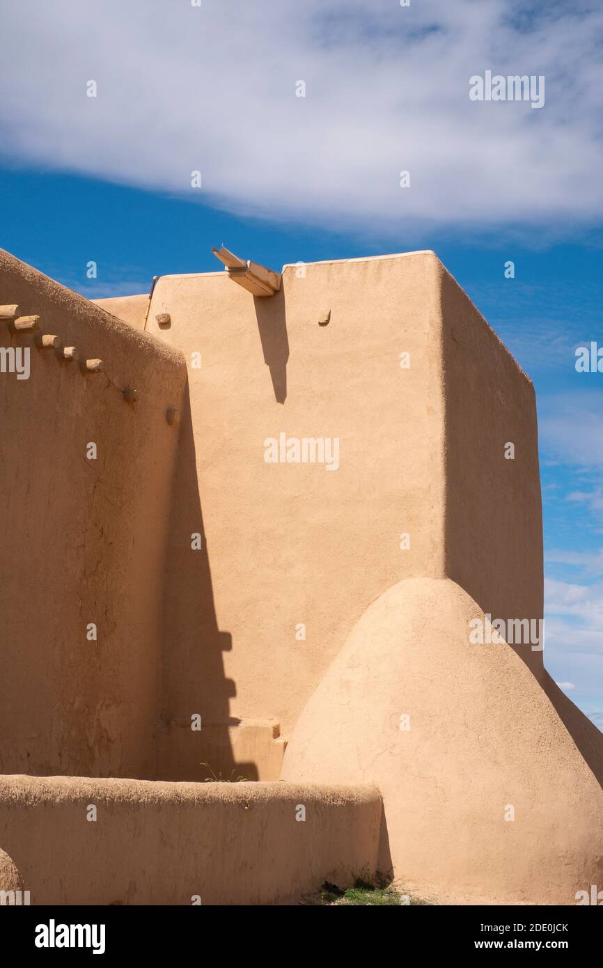 La chiesa di adobe Mission di San Francisco de Asis - San Francesco d'Assi - a Ranchos de Taos, New Mexico, USA Foto Stock