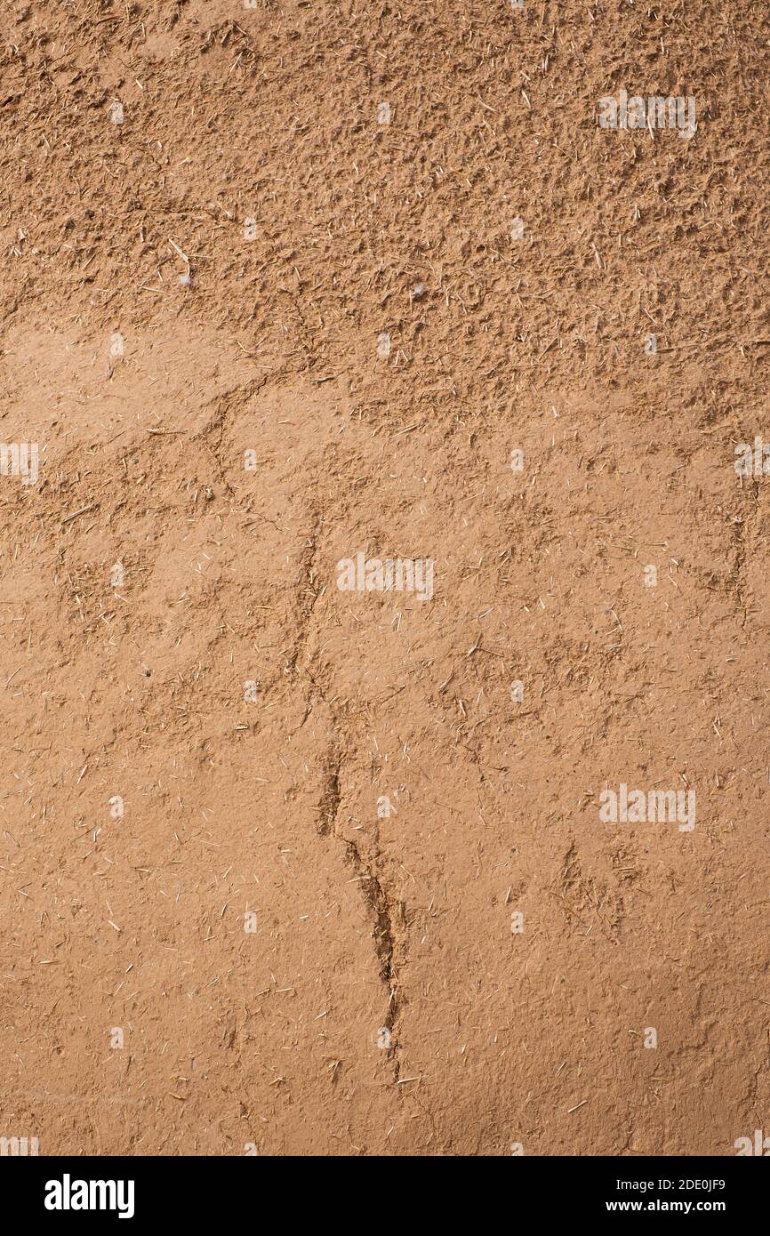 Primo piano dettaglio del muro in adobe fatto a mano della chiesa missionaria di San Francisco de Asis - San Francesco d'Assi - a Ranchos de Taos, New Mexico, Foto Stock
