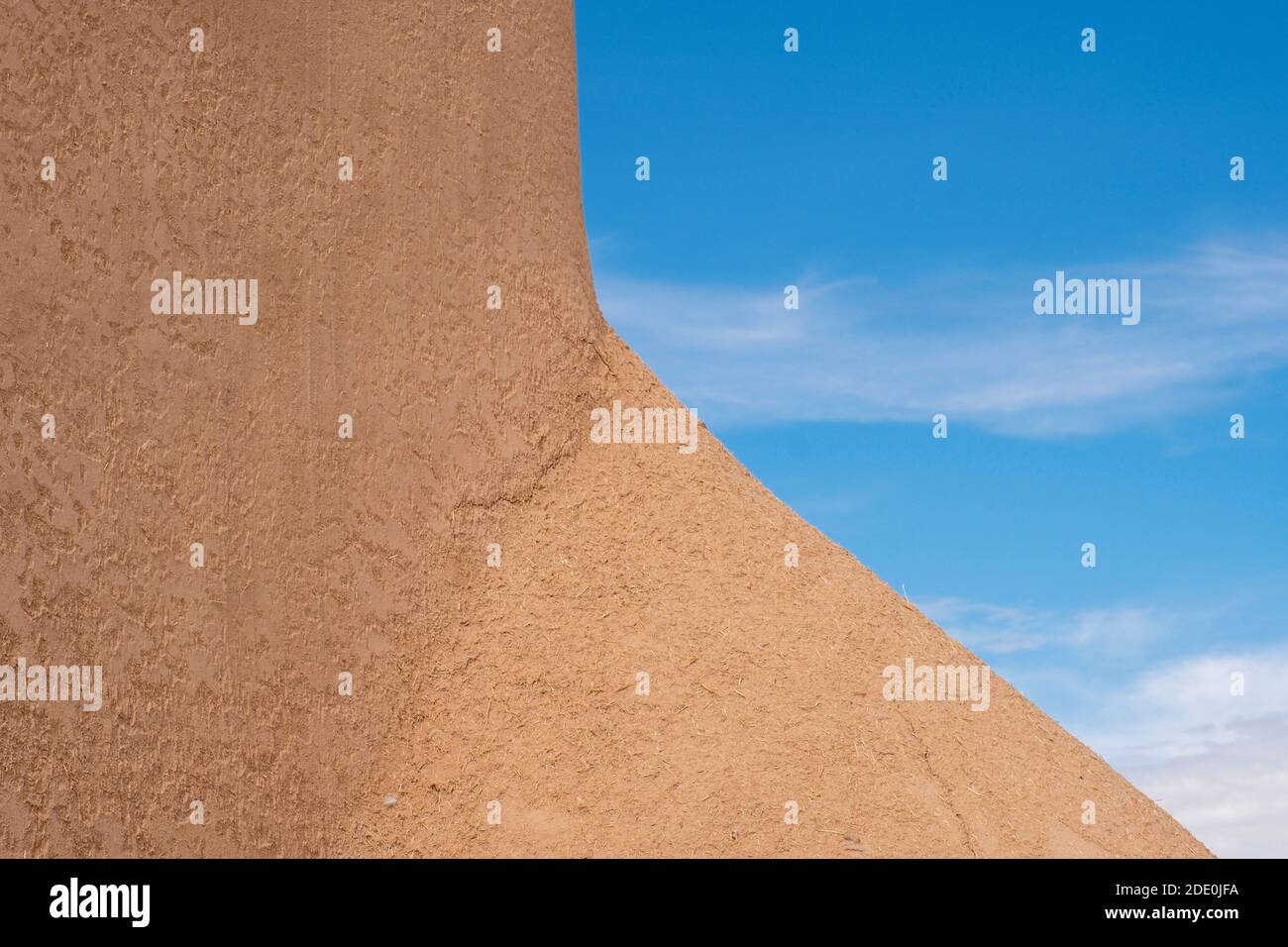 Primo piano dettaglio delle pareti esterne della chiesa di san Francisco de Asis - San Francesco d'Assi - a Ranchos de Taos, New Mexico, U. Foto Stock