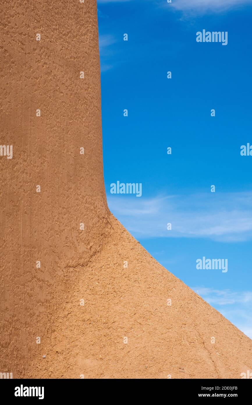 Primo piano dettaglio delle pareti esterne della chiesa adobe Mission di San Francisco de Asis - San Francesco d'Assi - a Ranchos de Taos, New Mexico, U. Foto Stock