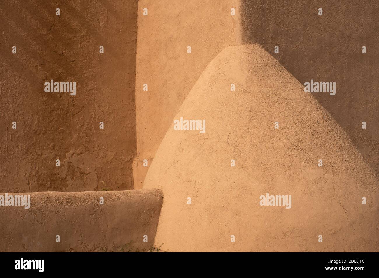 Primo piano dettaglio delle pareti esterne della chiesa adobe Mission di San Francisco de Asis - San Francesco d'Assi - a Ranchos de Taos, New Mexico, U. Foto Stock