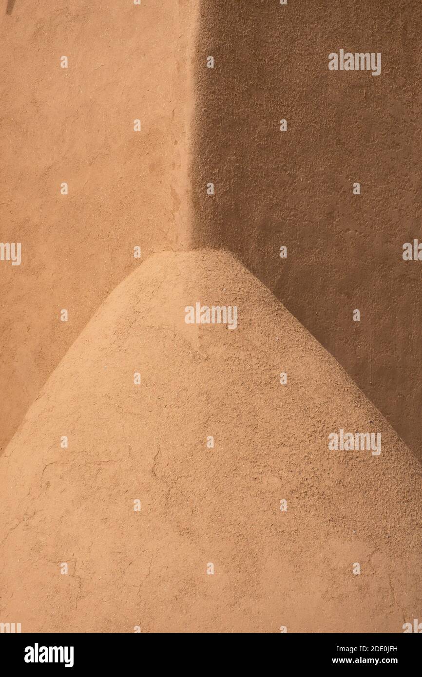 Primo piano dettaglio delle pareti esterne della chiesa adobe Mission di San Francisco de Asis - San Francesco d'Assi - a Ranchos de Taos, New Mexico, U. Foto Stock
