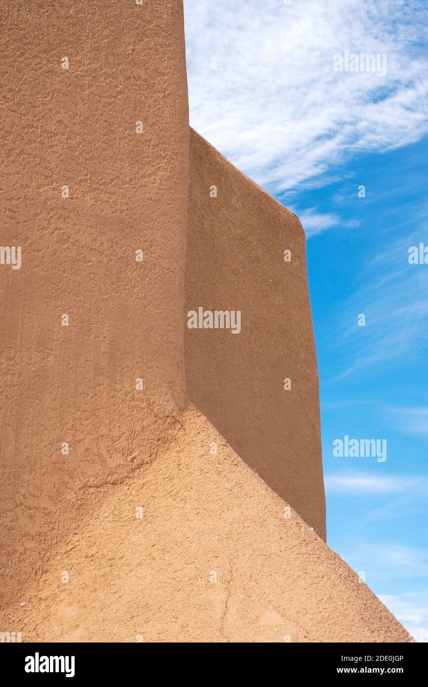 Primo piano dettaglio delle pareti esterne della chiesa adobe Mission di San Francisco de Asis - San Francesco d'Assi - a Ranchos de Taos, New Mexico, U. Foto Stock
