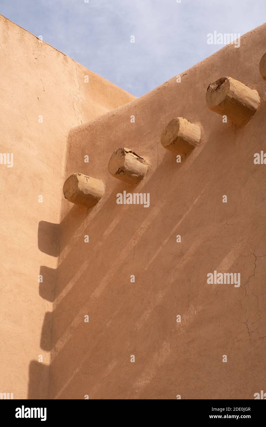 Primo piano dettaglio delle pareti esterne della chiesa adobe Mission di San Francisco de Asis - San Francesco d'Assi - a Ranchos de Taos, New Mexico, U. Foto Stock
