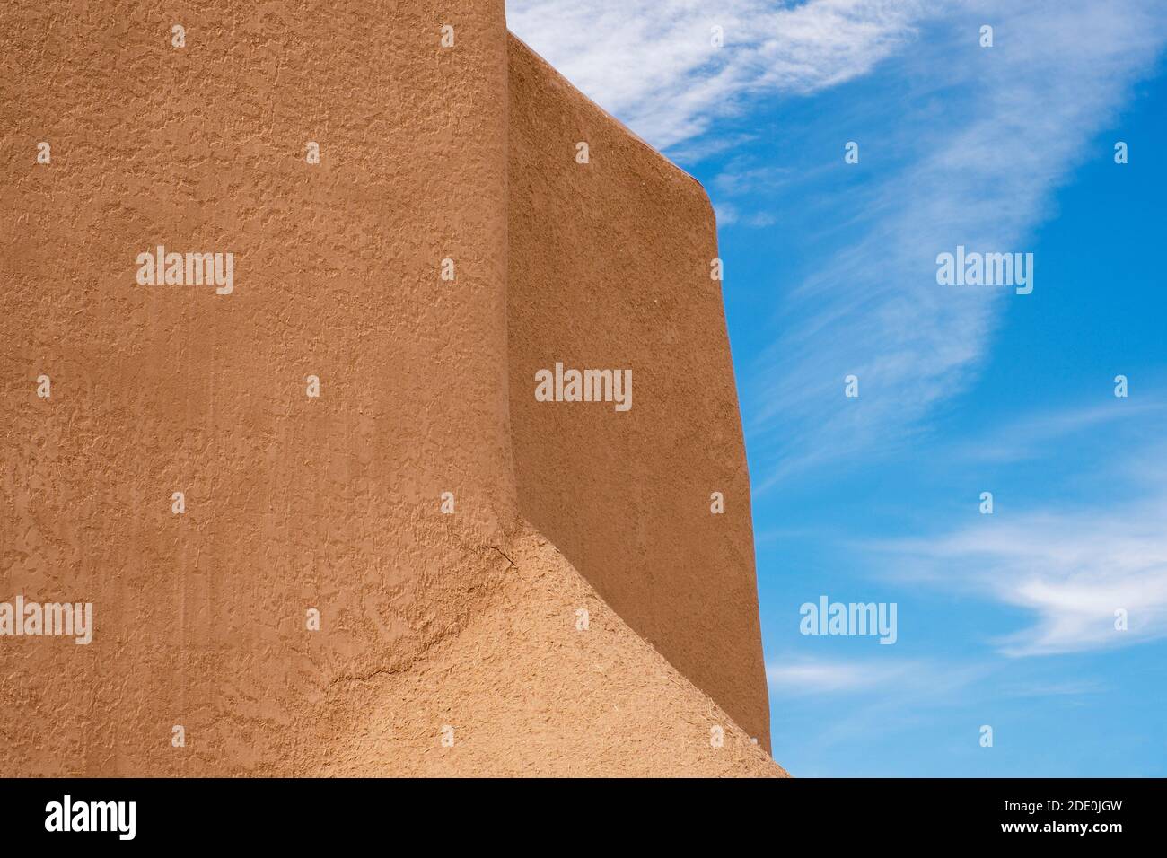 Primo piano dettaglio delle pareti esterne della chiesa adobe Mission di San Francisco de Asis - San Francesco d'Assi - a Ranchos de Taos, New Mexico, U. Foto Stock
