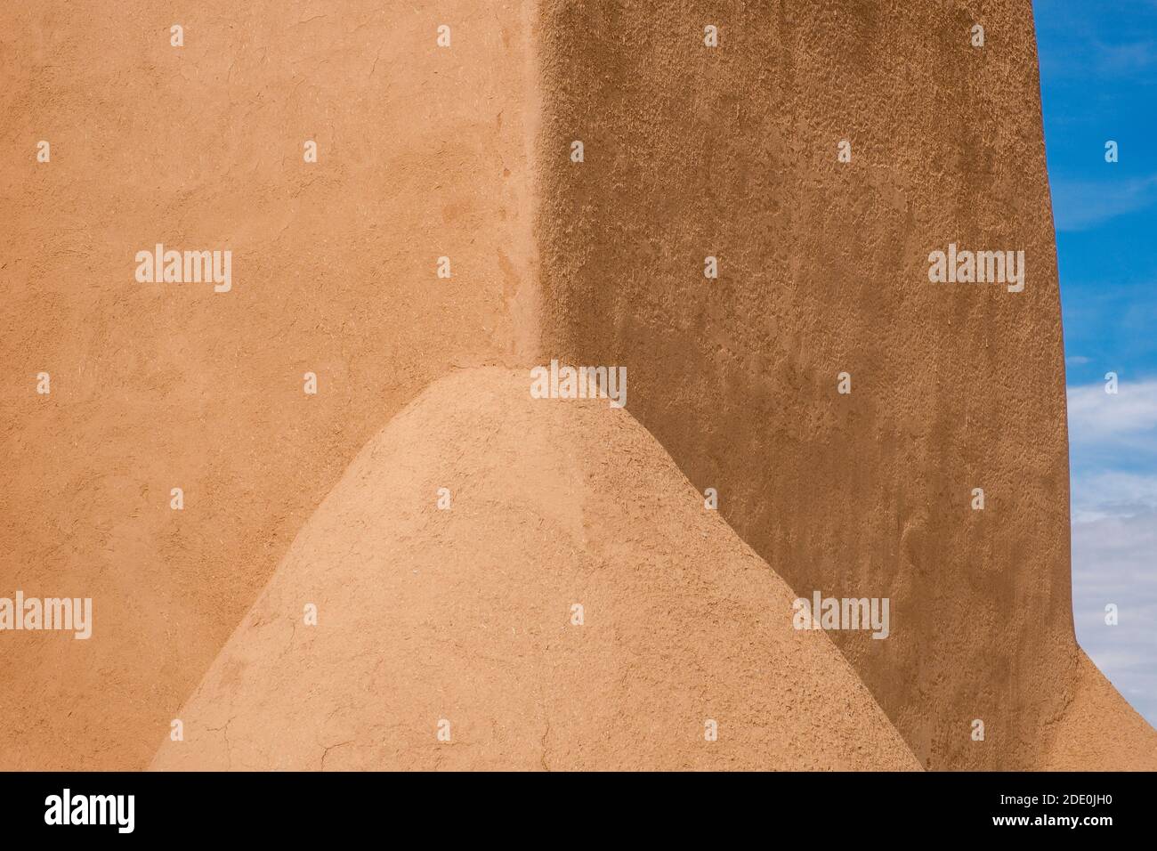 Primo piano dettaglio delle pareti esterne della chiesa di san Francisco de Asis - San Francesco d'Assi - a Ranchos de Taos, New Mexico, U. Foto Stock