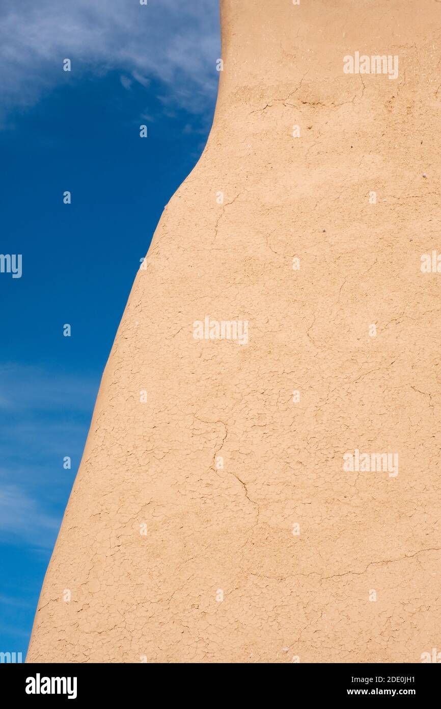 Primo piano dettaglio di un muro esterno in adobe della chiesa missionaria di San Francisco de Asis - San Francesco d'Assi - a Ranchos de Taos, New Mexico, USA Foto Stock