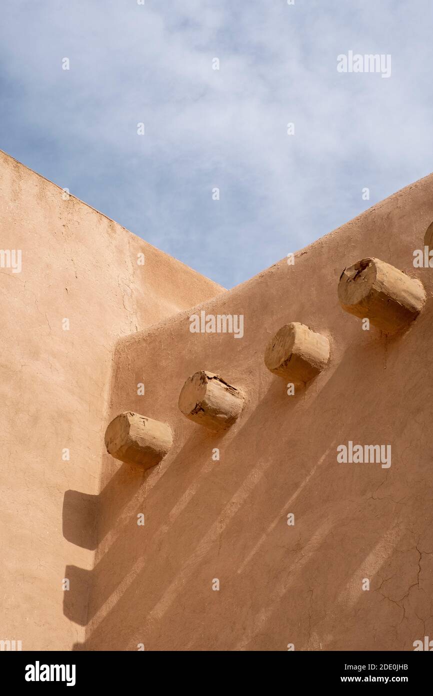 Primo piano dettaglio delle pareti esterne della chiesa di san Francisco de Asis - San Francesco d'Assi - a Ranchos de Taos, New Mexico, U. Foto Stock