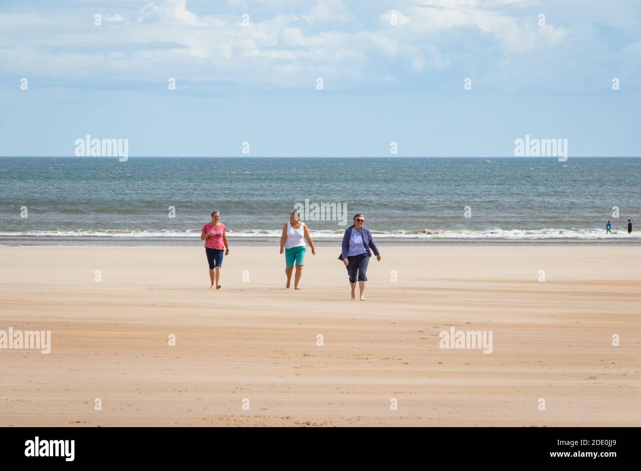 3 donne di mezza età che camminano verso la macchina fotografica a Druridge Bay spiaggia in Northumberland Foto Stock
