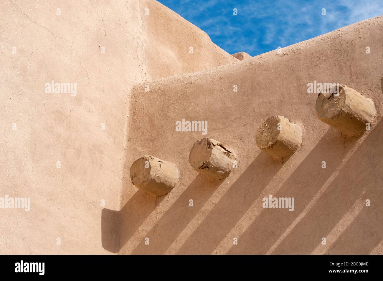 Primo piano dettaglio delle pareti esterne della chiesa adobe Mission di San Francisco de Asis - San Francesco d'Assi - a Ranchos de Taos, New Mexico, U. Foto Stock