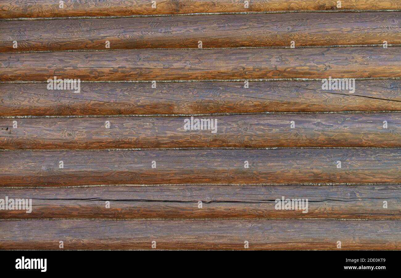 Travi di legno ruvido sfondo, marrone log parete texture primo piano per la progettazione di edifici. Foto Stock