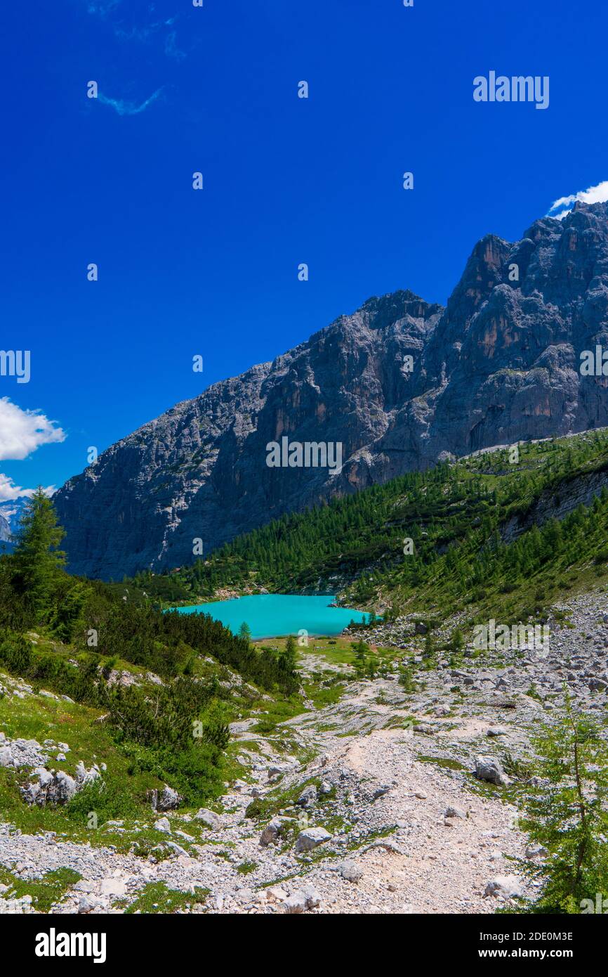 Lago Sorapis (Lago di Sorapis) in Dolomiti, meta turistica molto apprezzata in Italia Foto Stock